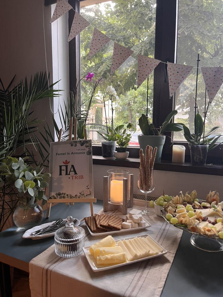 Atmosferă caldă la întâlnirea FIA TRIB — masă pregătită cu grijă, flori și lumânări